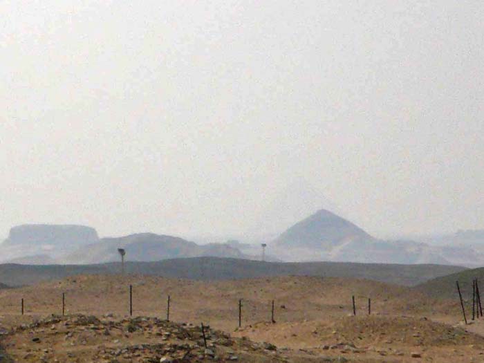 Пирамида Снофру и ее фантом, вид с окресностей пирамиды Дже - Египет 2008