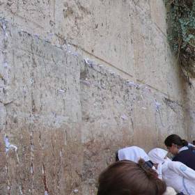 Записки в стене плача на женской половине стены. - Израиль 2008