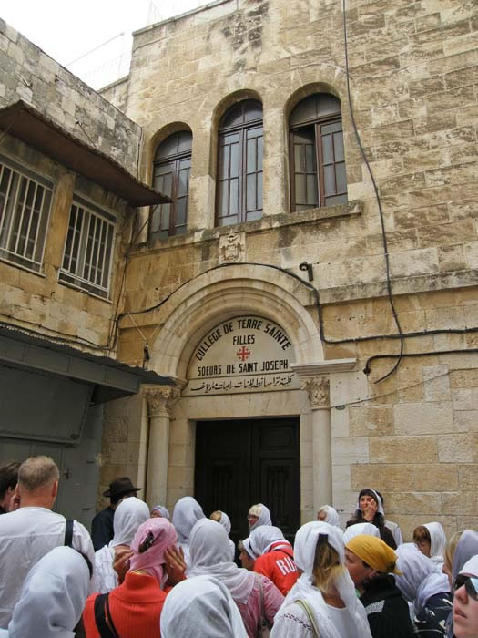 Улицы по которым нес свой крест Иисус, и мимо этой школы - Израиль 2008