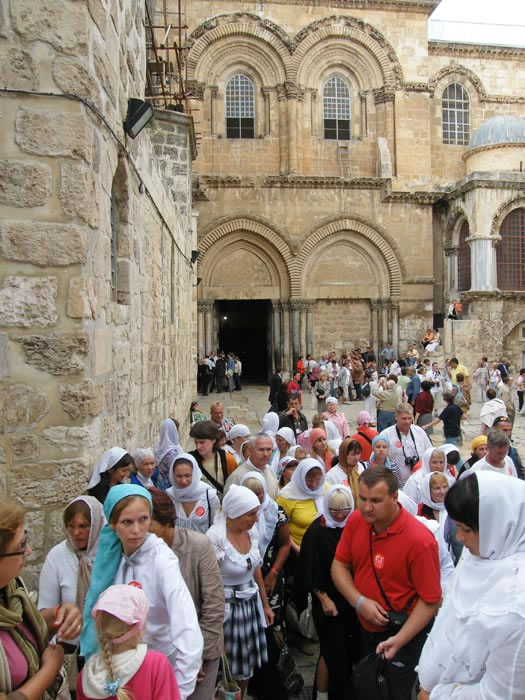МироТворцы у входа в Храм Гроба Господня - Израиль 2008