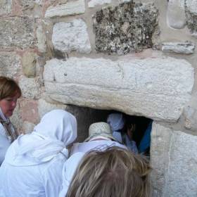 Вход в Храм в Вифлееме, заложен камнями так, чтобы входящий наклонял голову при входе в Святое место - Израиль 2008