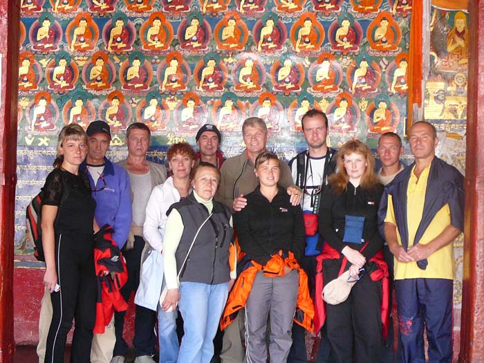 Сто тысяч изображений Будды на стенах Ступы Кумбум. Внутреннее пространство ступы представляет собой Храм с многочисленными скульптурными изображениями иерархов буддизма. Великие Учителя Тибета смотрели на нас из глубины веков, словно живые. - Тибет 2006