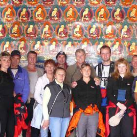 Сто тысяч изображений Будды на стенах Ступы Кумбум. Внутреннее пространство ступы представляет собой Храм с многочисленными скульптурными изображениями иерархов буддизма. Великие Учителя Тибета смотрели на нас из глубины веков, словно живые. - Тибет 2006