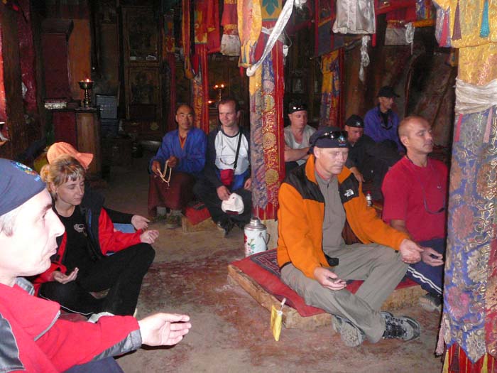 Монастырь на вершине пещерного комплекса (108 пещер), в котором некогда занимался духовными практиками Гуру Римпоче, и посей день живут и практикуют монахи – отшельники. Мы пели здесь мантры – великолепная акустика, незабываемые впечатления… - Тибет 2006