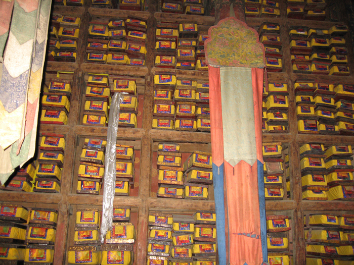 Библиотека древней буддийской литературы в Шигаце – резиденции Панчен Ламы – второго духовного лица Тибета. - Тибет 2006