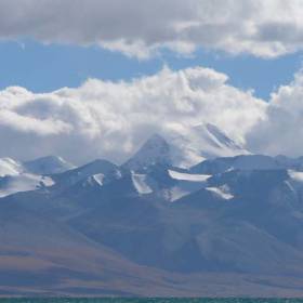 Гора Лама Лина(название не точное) – женское начало местности, на противоположном берегу Манасаровара возвышается Кайлаш – мужское начало - Тибет 2006