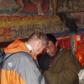 Утро третьего дня Коры. Посещение монастыря Миларепы. Беседа с монахом, благословление в учение Кагью. - Тибет 2006