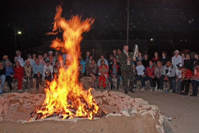 Огненный человек со своим бубном повторяет движения человека танцующего возле костра с бубном - Фоторепортаж поездки: Аркаим. Май 2009 г.