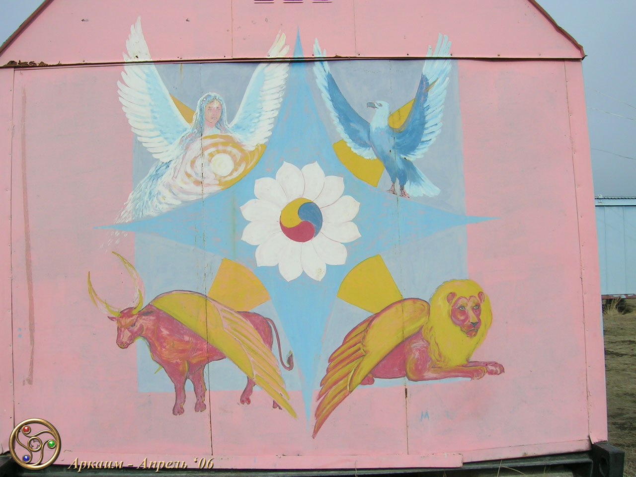 Росписи на вагончиках в туристическом лагере «Аркаим»