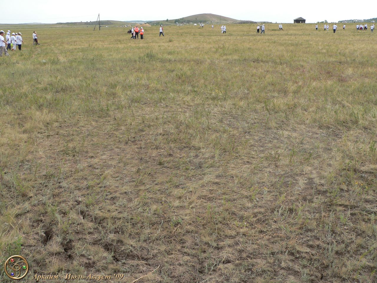 Обратите внимание на примятость травы... здесь был паровозик мужского круга... - Фоторепортаж поездки: Аркаим. Июль-Август 2009г.