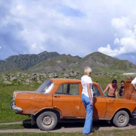 Экстрим по алтайски (когда автобусы не смогли пройти по дороге к месту где были петроглифы, Владимир Фёдорович отправился туда с гидом и Натальей на попутной машине, которую только вчера собрали из металлолома, и которая за место бензобака имела 1,5 пластиковую бутылку, в которой бензин закончился, а заправок в этих местах просто нет) - Алтай, август 2009