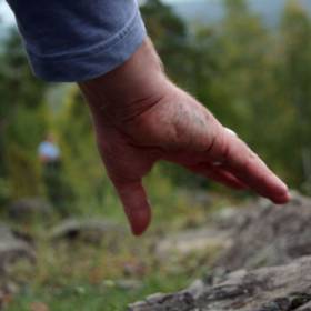 Пластина точно вписывается в скальные породы горы - Гора Азов, фотоотчет мини-группы «Сталкер» 2009