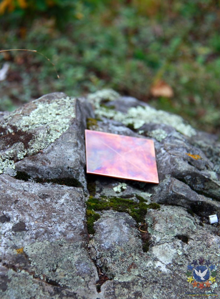 Пластина точно вписывается в скальные породы горы - Гора Азов, фотоотчет мини-группы «Сталкер» 2009