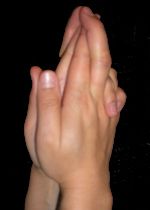 Мудра «Голова Дракона»    В Тибете голова Дракона ассоциируется с духовностью.   Эту мудру выполняют при болезнях носоглотки, легких и верхних дыхательных путей, а также для профилактики и лечения простудных заболеваний.   Средним пальцем правой руки обхватите указательный палец той же руки. Таким же образом сложите пальцы левой руки. Соедините руки вместе. Большие пальцы сомкните боковыми поверхностями, остальные пальцы скрестите между собой. - МУДРЫ