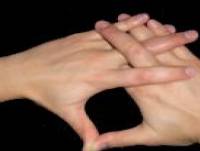 Мудра «Флейта Майтрейи»    Флейта Майтрейи в восточной мифологии возвещает наступление всего светлого, благочестивого, духовного, победу светлых сил над темными.   Выполняйте мудру при состоянии тоски и печали, а также при заболеваниях легких и верхних дыхательных путей.   Соедините кончики больших пальцев. Указательный палец левой руки положите на основание указательного пальца правой руки, а средний палец правой руки —на средний палец и мизинец левой руки. Безымянный палец левой руки поместите под указательным и безымянным пальцами правой руки. Мизинец правой руки должен лежать на концевой фаланге среднего пальца левой руки, а мизинец левой —на указательном и безымянном пальцах правой руки (сверху его фиксирует средний палец правой руки, лежащий на среднем пальце левой руки). В результате у вас должна получиться своеобразная «плетенка» из пальцев.   Эту мудру лучше всего выполнять рано утром, на восходе солнца. - МУДРЫ