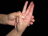 Мудра Воды    Вода —один из первоэлементов, из которых состоит тело человека, однако ее избыток в организме может вызывать различные заболевания.   Мудра способствует излечению заболеваний легких, печени и желудка, помогает при коликах и вздутии живота.   Мизинец правой руки согните таким образом, чтобы он прикасался к основанию большого пальца. Большим пальцем слегка придерживайте мизинец, остальные пальцы правой руки выпрямите. Ладонью левой руки обхватите снизу кисть правой руки, при этом большой палец левой руки поместите на большом пальце левой руки. - МУДРЫ