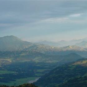 Непал. Долина Покхара. Долина, в которой находится Покхара, окружена высокими горами, а с севера её ограждает массив Аннапурна - Непал 2009г., Лужков Юрий