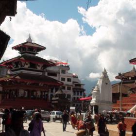 Площадь Дурбар, Дурбар Сквер (Дворцовая площадь) — это социальный, культурно-исторический и религиозный центр Катманду, соединяющий в себе комплекс дворцов, двориков (чоуков) и храмов - Непал 2009г., Лужков Юрий