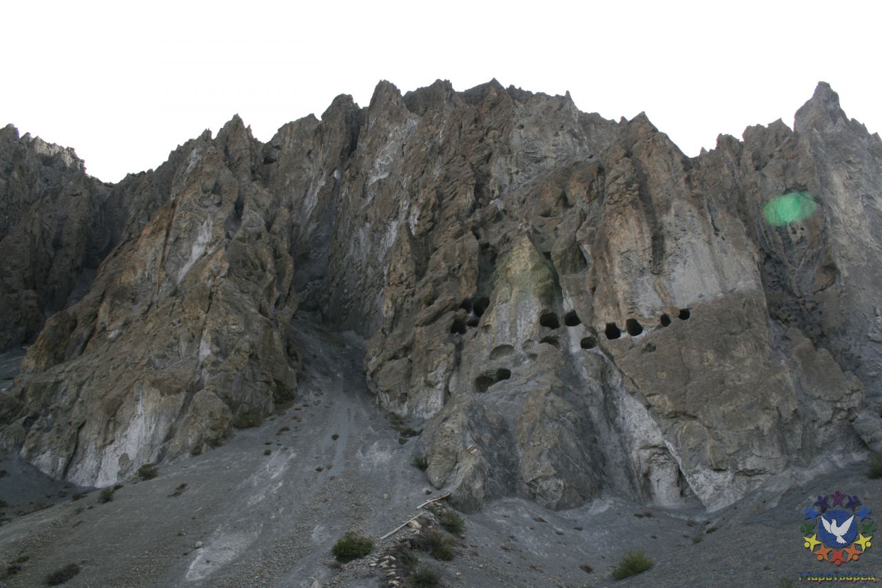 Пещеры для медитациии... справа зеленая сущность... (солнца не было, поэтому это не фотоэффект) - Непал 2009г., Лужков Юрий