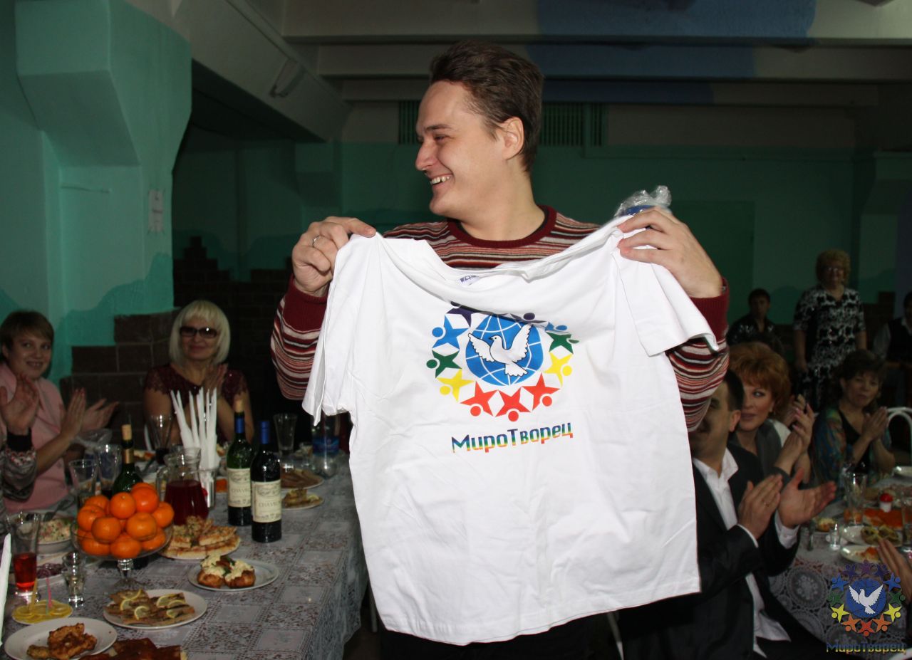 Администратор сайта Дмитрий - футболка с надписью «Может всё» - Новогодний вечер МироТворцев 27.12.2009г.
