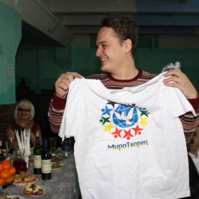 Администратор сайта Дмитрий - футболка с надписью «Может всё» - Новогодний вечер МироТворцев 27.12.2009г.