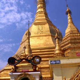 Первый храм нашей экскурсии в Янгоне (Восьмиугольная пагода Sule) Она была построена в 5 веке до н. э. Пагода представляет из себя 48-ми метровую восьмиугольную золотую ступу. Бирманская астрология делит неделю на восемь дней (среда в полдень делится на два дня), каждый из которых ассоциируется с какой-либо планетой и с животным. Восемь небесных столбов стоят у основания центральной пагоды, указывая на все стороны света. В зависимости от дня недели, в который человек родился, он оставляет цветы и другие подношения у соответствующего столба. Вокруг пагоды стоит посмотреть на башню Независимости, Таун Холл и Здание суда, построенное в колониальном стиле. - БИРМА февраль 2010