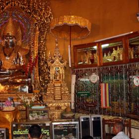 в Пагоде Kyaukhtatkyi, ступа 70м., построенна в 1966г., отличается тем что внутри храма очень много различных часов подаренных монахами - БИРМА февраль 2010