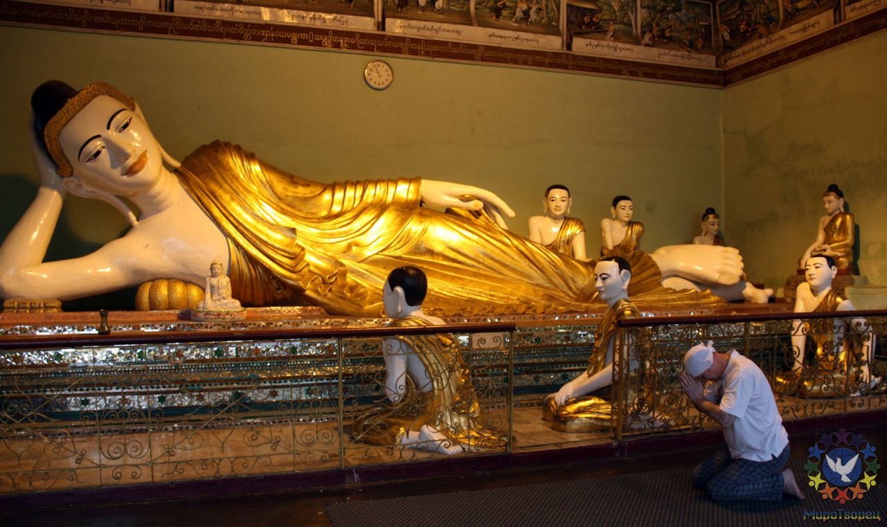 В одном из многочисленных храмов Shwedagon - БИРМА февраль 2010