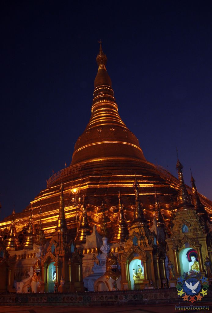 Yangon. Shwedagon-буддисткий комплекс. По легенде – пагоде 2500 лет.   98-метровая ступа в Шведагон пагоде  Вокруг этой ступы раскинулся целый город из храмов и ступ поменьше, везде позолоченные статуи Будд и колокола, в которые можно ударить. - БИРМА февраль 2010