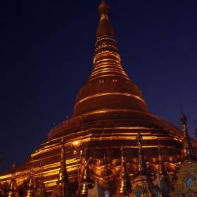 Yangon. Shwedagon-буддисткий комплекс. По легенде – пагоде 2500 лет.   98-метровая ступа в Шведагон пагоде  Вокруг этой ступы раскинулся целый город из храмов и ступ поменьше, везде позолоченные статуи Будд и колокола, в которые можно ударить. - БИРМА февраль 2010