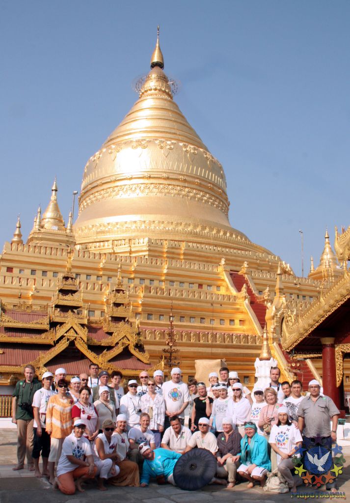 Самое знаменитое сооружение Багана - пагода Швезигон (Shwezigon). Она была возвигнута в 1057 году королём Анорахта, основателем королевской династии Бирмы. Пагода покрыта золотом и окружена множеством небольших храмов и ступ. Здесь хранится кость и зуб Будды - БИРМА февраль 2010
