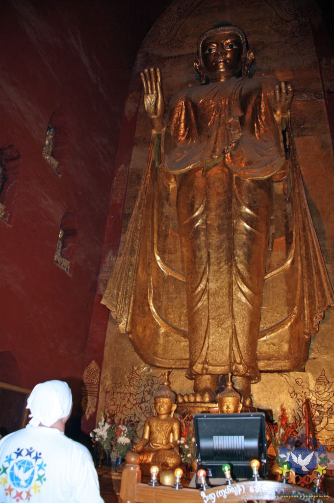 в храме Ананда. Внутри - четыре статуи Будды  (По количеству стихий)  с разным положением рук. - БИРМА февраль 2010