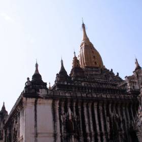 Храм Ананда (Ananda) (1091 год) сейчас является одним из самых хорошо сохранившихся примеров монской архитектуры - БИРМА февраль 2010