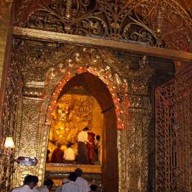 г.Мандалай. Пагода Mahamuni - одно из самых почитаемых мест в Мьянме. Живой Будда. /женщин к нему к сожаление не пускают/. В сердце храма находится золотая статуя Будды - в вечной саммати. - БИРМА февраль 2010