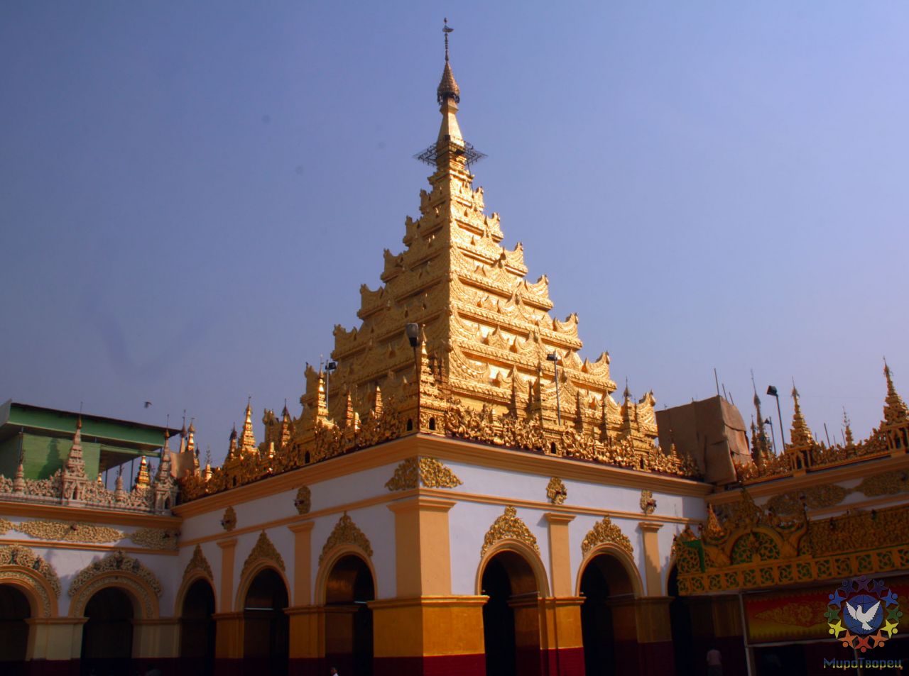 Пагода Mahamuni, в ней статуя будды из чистого золота - БИРМА февраль 2010