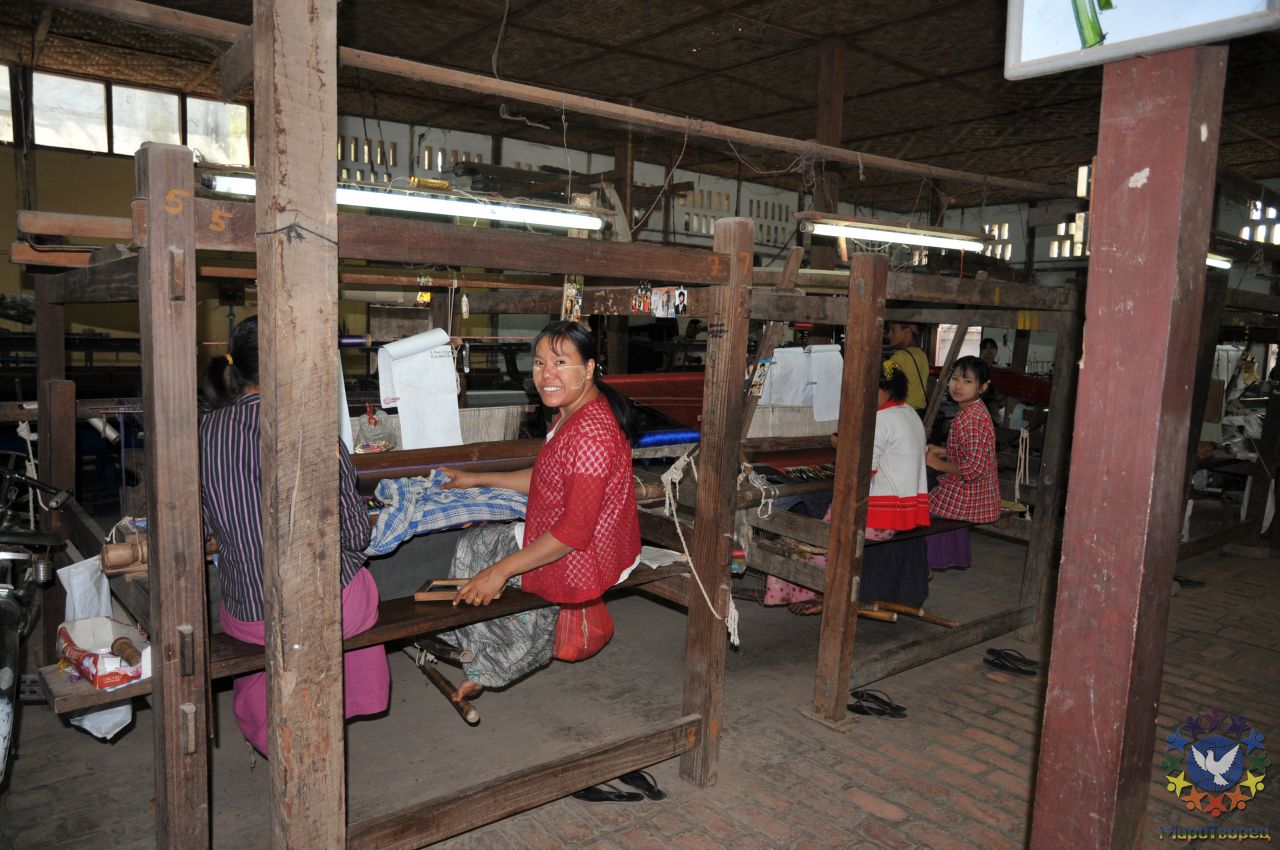 ткатцкая мастерская рядом с магазином шелков - Бирма 2010, Черкашин Сергей, часть 3