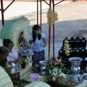 продавцы всевозможных подношений Будде (жасминовые гирлянды - это совершенно изумительный и не забываемый запах) - Бирма 2010, Черкашин Сергей, часть 3