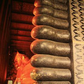 В Банкоке ( храм называется –Храм лежащего Будды ожидающего достижения нирваны )    Длина статуи 46 метров . Два года назад посещал этот храм, с удовольствием посылаю стопы, хотя сама статуя не менее величественна . - Юрий Лужков, фото стоп Будды
