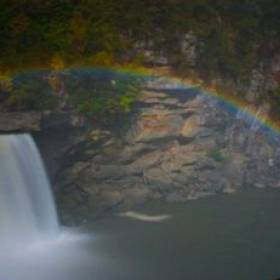 Лунная радуга.     Мы почти привыкли к обычной радуге. Лунная радуга намного более редкое явление, чем радуга, которую видно при дневном освещении. Лунная радуга может появиться только в местах с повышенной влажностью и только тогда, когда Луна почти полная. На фото изображена лунная радуга на Камберлендском водопаде в Кентукки. - 20 самых необычных природных явлений