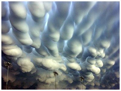 Двояковыпуклые облака    Чрезвычайно редкое явление, появляющееся в основном перед ураганом. Открыты всего 30 лет назад. Называются еще Mammatus clouds. - 20 самых необычных природных явлений