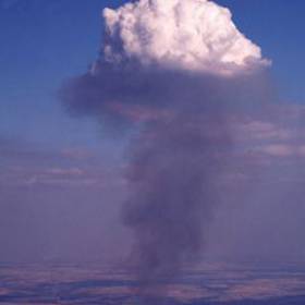 Грибовидные облака.     Также образуются над местами с повышенной температурой - над лесными пожарами, например. - 20 самых необычных природных явлений