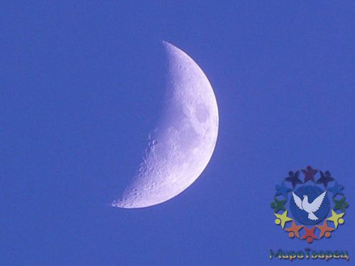 Синяя луна. Все мы привыкли видеть обычную луну, но иногда при запыленности атмосферы, повышенной влажности или по другим причинам, Луна выглядит окрашенной в разные цвета. Особенно необычна синяя и красная Луна. Синяя луна - настолько редкое природное явление, что у англичан есть даже поговорка «однажды при синей луне», что значит примерно то же, что наше «после дождичка в четверг». Появляется от пепла и гари. Например, когда в Канаде горели леса, луна была синей целую неделю. - 20 самых необычных природных явлений