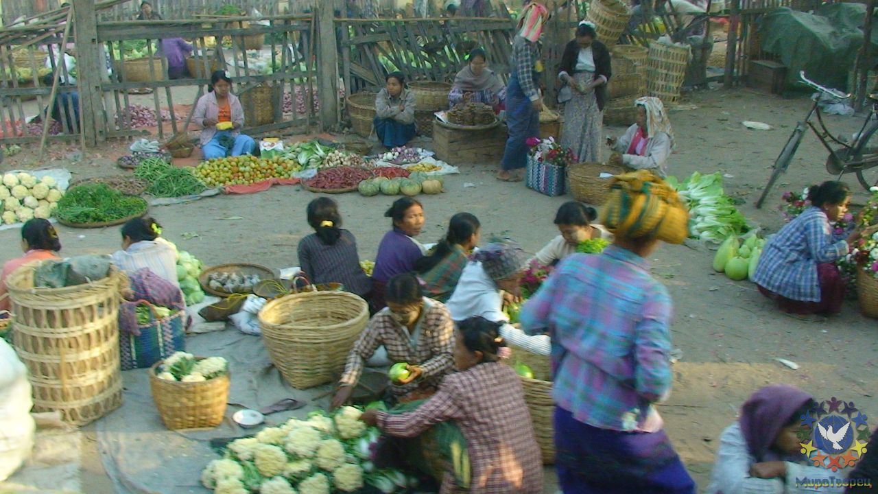 7.	А это простые бирманцы на местном рынке в деревне. Странно, но ни людей с оружием, ни военной техники нет - Бирма 2010, Зубов Михаил, часть 4