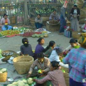 7.	А это простые бирманцы на местном рынке в деревне. Странно, но ни людей с оружием, ни военной техники нет - Бирма 2010, Зубов Михаил, часть 4