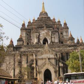 33.	А этот буддийский храм больше похож на католический костёл - Бирма 2010, Зубов Михаил, часть 4