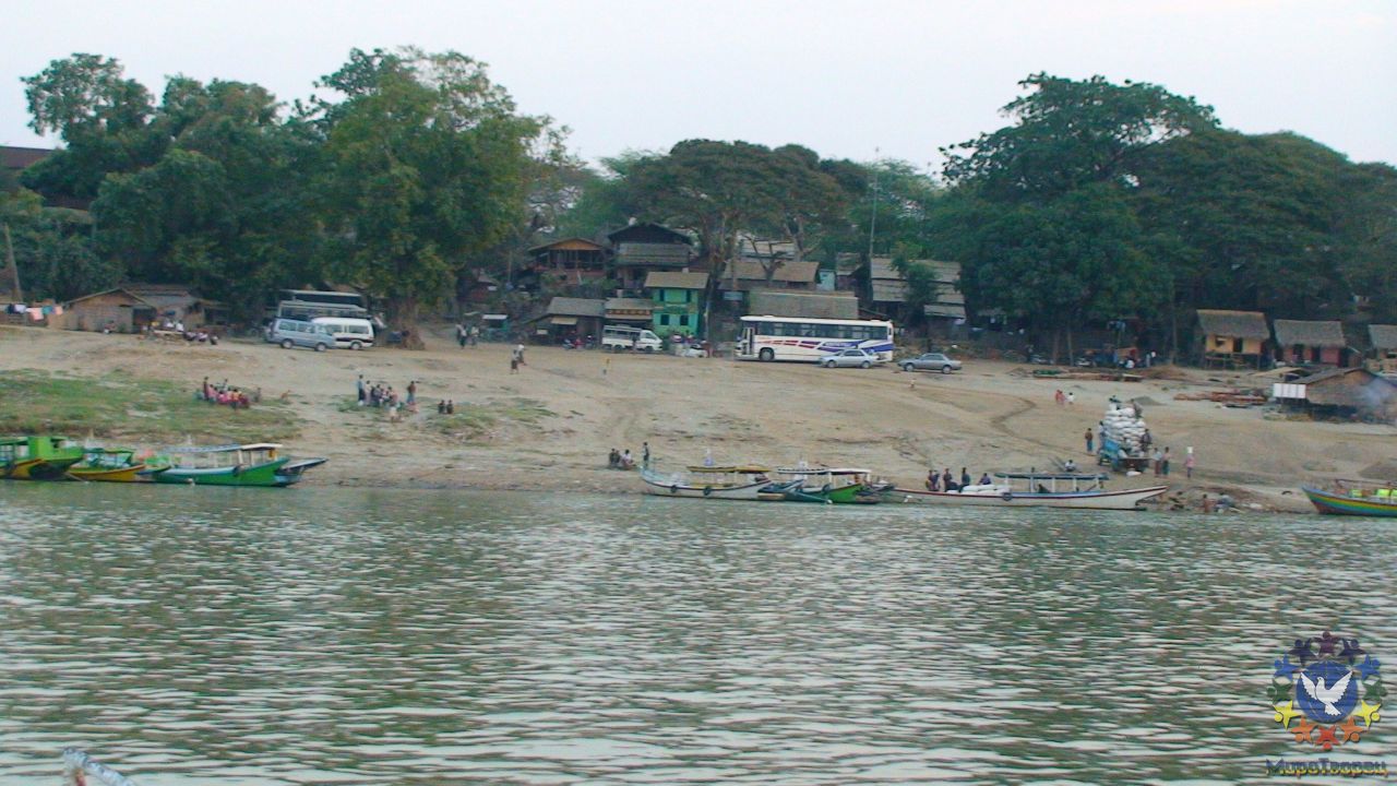 В каждой провинции всего по 1-2 дороги, поэтому река Иравади – главная транспортная магистраль Бирмы. Фарангам же, проще летать самолётами - Бирма 2010, Зубов Михаил, часть 4
