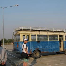 Сегодня Мьянма, как когда-то и Россия, это свалка подержанных машин. Непонятно, как эта колымага, умудряется ещё и ездить?  Бирманцы непритязательны, лишь бы ездило: этот автобус в аэропорту для местных - Бирма 2010, Зубов Михаил, часть 4