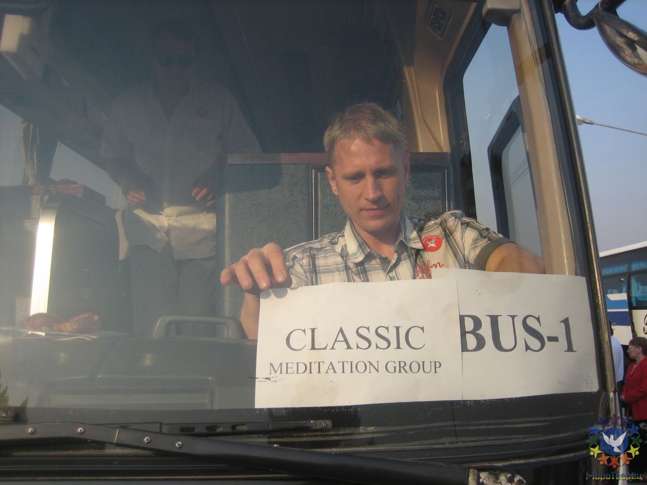 Нам, как фарангам, предоставили шикарные комфортабельные автобусы  В Мандалае нам опять дали другое название, ещё один повод для улыбки - Бирма 2010, Зубов Михаил, часть 4