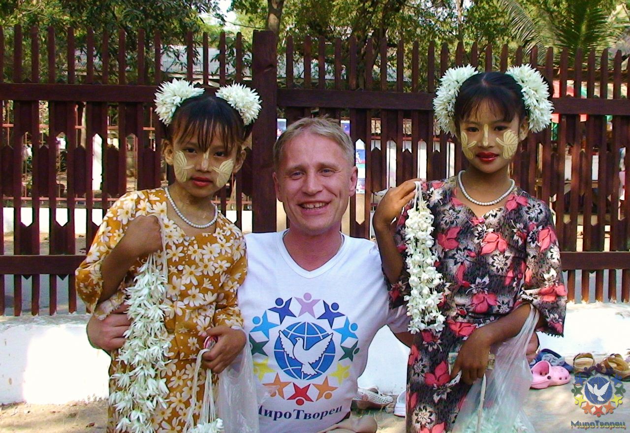 Девочки-красавицы с удивительными узорами на лицах продавали туристам гирлянды из цветов Жасмина для подношений к статуям Будды  Но как фотомодели на фотосессии с нами они смогли заработать гораздо больше - Бирма 2010, Зубов Михаил, часть 4