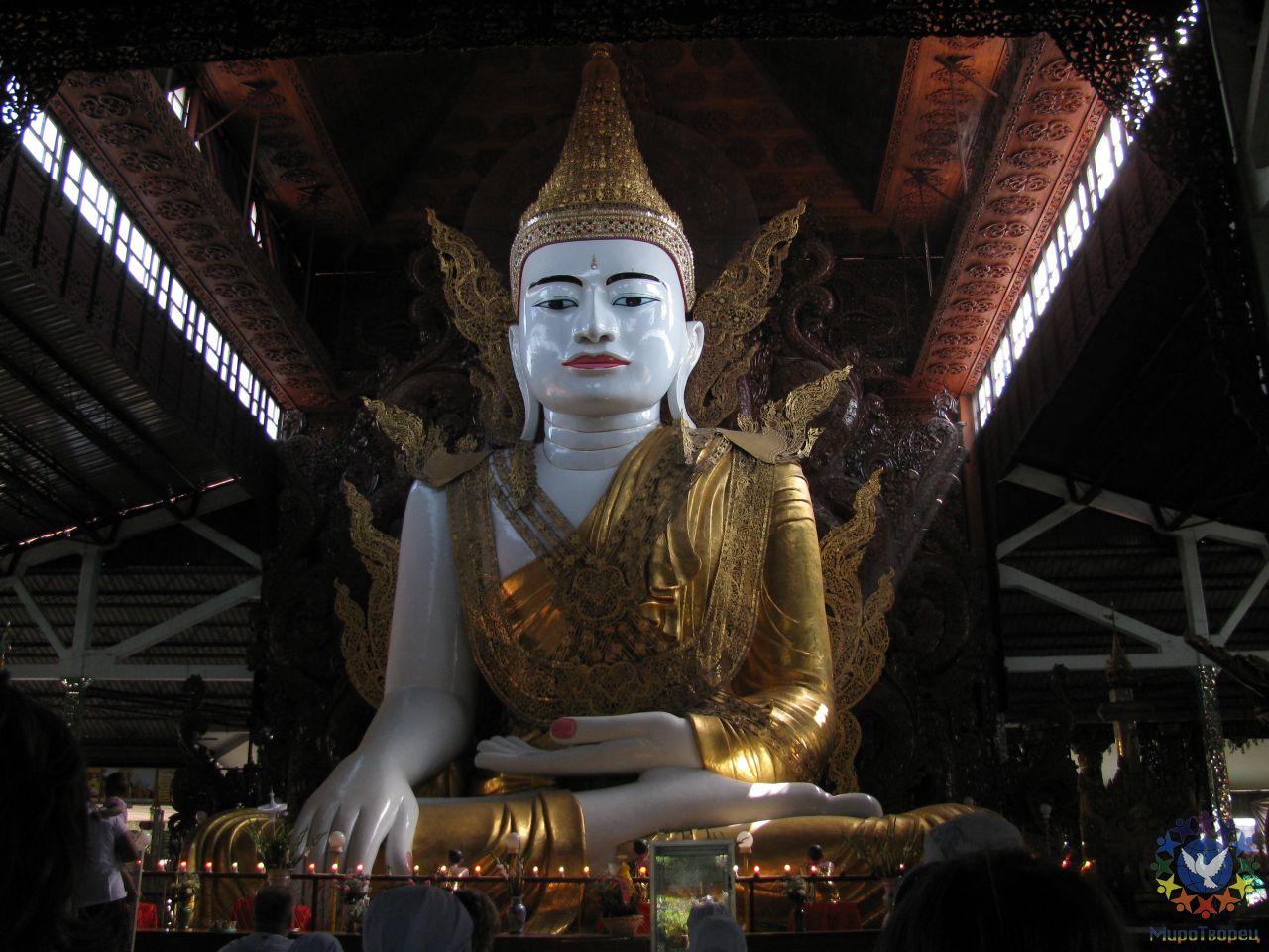 Белый Будда. Будда сидит в позе лотоса. Человек в такой позе сам превращается в пирамиду-ретранслятор. Над Буддой пирамидальный купол. Это воронка – сборник биологической энергии от людей, посещающих храм. Это второй ретранслятор-усилитель. В истории буддизма уже было четыре Будды. Далее, согласно пророчествам, ждут следующего Будду – пятого. Пятый Будда будет Белым, т.е. с белым цветом кожи - Бирма 2010, Зубов Михаил, часть 4